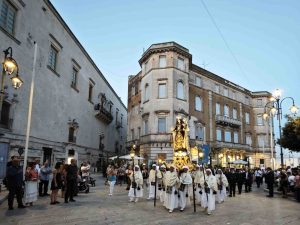 Piazza XX Settembre processione ma anche contenitore di eventi